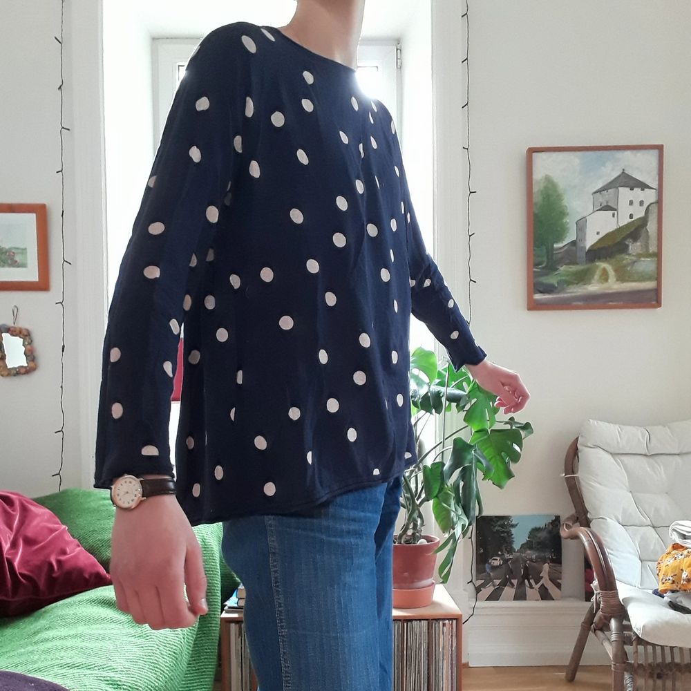 En tunn, luftig, långärmad tröja från LINDEXs kollektion HOLLY & WHITE. Personligen tycker jag det är en av de skönaste plaggen jag har, men säljer pga att det inte är min stil, då jag fick den av en kompis. Använd ett fåtal gånger. Material: 51% bomull, 49% viskos. På tredje bilden ser man att den är veckad i ryggen. . Tröjor & Koftor.