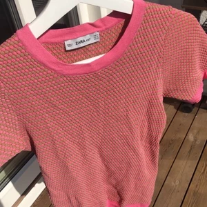 Zara topp - Superfin topp från Zara, storlek S men passar xs-m, jättefint skick💕💕 buda från 100kr eller köp direkt för 350✨köpare står för frakt💕