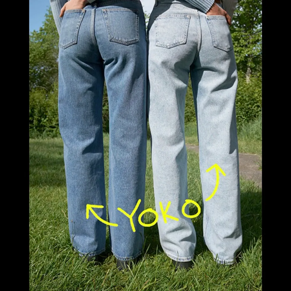ett par mellanljusa monki yoko jeans <3 står storlek 31 i dem men skulle säga att de är mindre då de krympt i tvätten. Bra skick utöver ett beltloop som åkt upp, kan skicka bild om nån undrar. Jeans & Byxor.