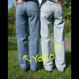 ett par mellanljusa monki yoko jeans <3 står storlek 31 i dem men skulle säga att de är mindre då de krympt i tvätten. Bra skick utöver ett beltloop som åkt upp, kan skicka bild om nån undrar