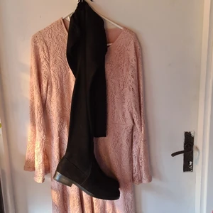 Over knee skor i storlek 40 - Säljer mina over knee skor i storlek 40, endast använda 2 gånger. Sedan bara stått då de inte va nåt för mig. Fräscha och hela