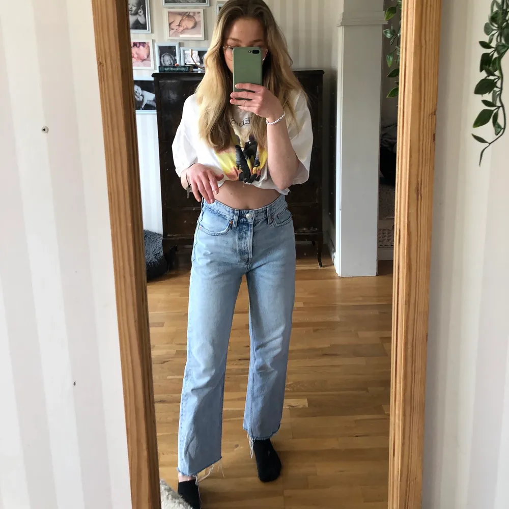 Jättefina jeans från zara som är perfekta till sommaren💓 tyvärr för stora😢. Jeans & Byxor.