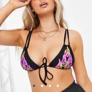 Slutsåld oandvänd bikini topp från asos storlek 36 säljer för att jag missade retur tiden✨ köparen står för frakten på 24kr