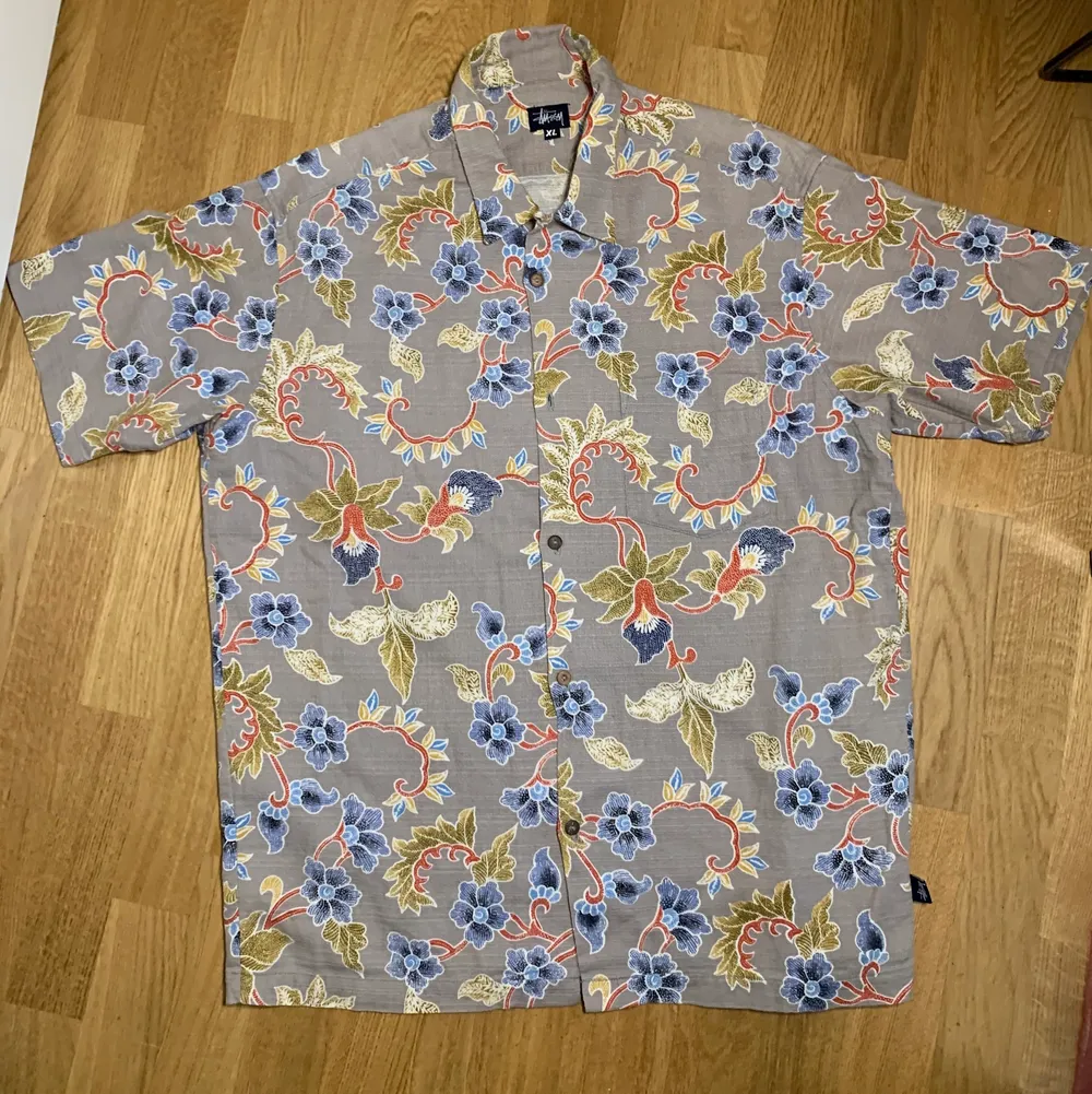 Vintage Stussy Skjorta, extremt fint skick. storlek XL och passar skit fint oversized. Inte sätt många säljas så det är ett fynd!. Skjortor.