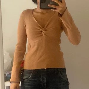 Tröja - supersöt brun tröja med frontdetalj.  passar perfekt och lite stretchig storlek S. 