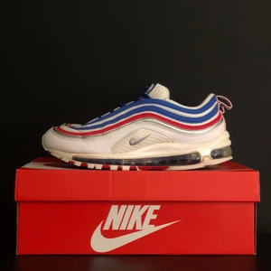 Nike Air Max 97 - Nike Air Max 97 i storlek 44, passar mig som har storlek 43! Knappt använda. Karborre logga som man kan byta/ ta av.