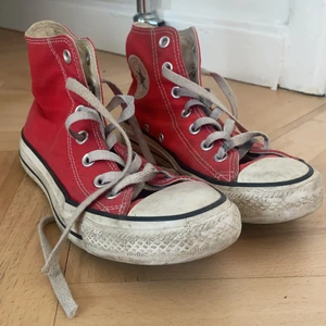 Röda converse - Snygga röda converse. Säljer då dom är för små:(