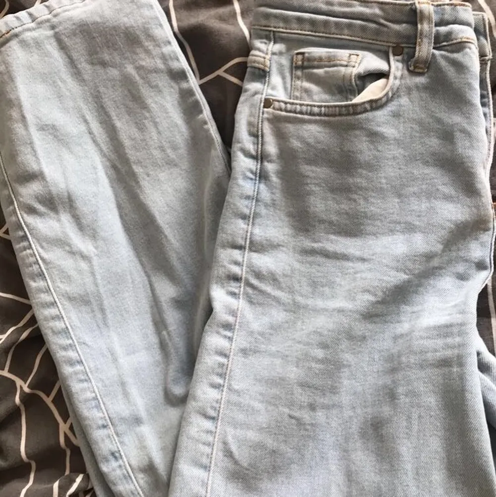 Ett par superfina vida jeans från madlady i storlek 34! 🌸 säljer pga dom är för korta för mig som är lite över 170. 💖 för mer bilder skriv i pm, köparen står för frakt!. Jeans & Byxor.