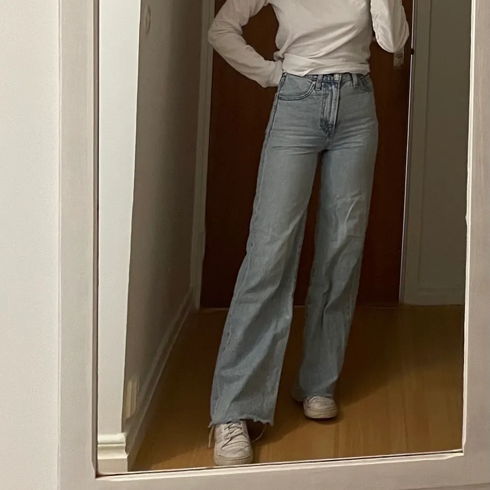 Super snygga jeans från Levis i modellen ribcage, de är wide leg. Avklippta i benen men jag är 164 och är fortfarande rätt långa på mig.. Jeans & Byxor.