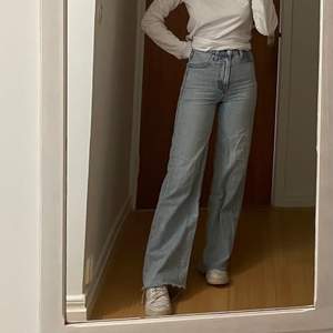 Super snygga jeans från Levis i modellen ribcage, de är wide leg. Avklippta i benen men jag är 164 och är fortfarande rätt långa på mig.