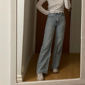 Levis jeans, ribcage high waist - Super snygga jeans från Levis i modellen ribcage, de är wide leg. Avklippta i benen men jag är 164 och är fortfarande rätt långa på mig.