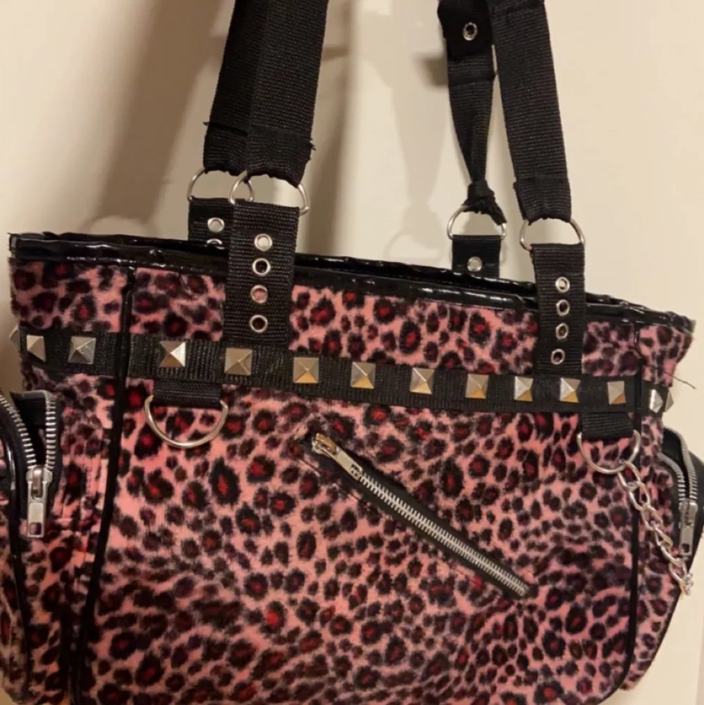 Jag säljer nu min fina rosa leopard väska med U2K vibes, Den är köpt för när jag var yngre och därför väl använd, Det är en kedja som inte går att stänga men annars är det fint skick även fast den är använd. Skriv privat för att få fler bilder eller ifall du har frågor!!🥰. Väskor.