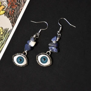 Örhänge öga - Örhängen med blå ögon och lapiz lazuli. Krokarna är nickelfria. 