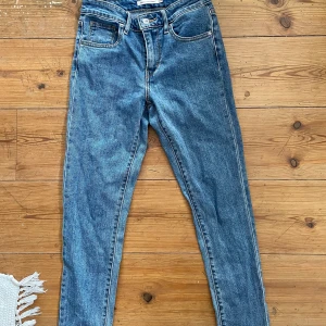 Levis Jeans  - Levis High Rise Skinny 25 