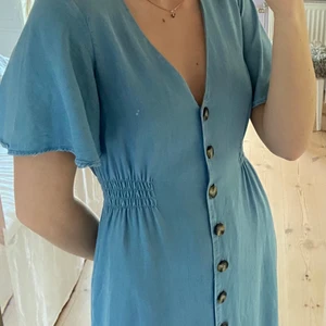 Sommarklänning ifrån Zara - Super söt klänning från Zara i en jeans färg. Klänningen slutar på mitten av smalbenet (168cm) och har smockresår i midjan som gör den stretchig💗💗✨.                                                                  Använd endast ett fåtal gånger! Högsta bud 150kr+frakt:)