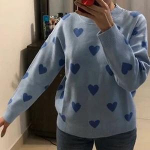 Blå Sweater - Jättefin blå sweater. Aldrig använd och i storlek M men passar från Xs-M beroende på hur man vill ha den! 🥰 köp direkt för 350+frakt