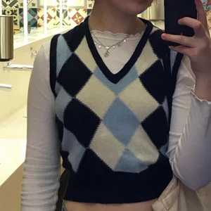 Söt väst! - Säljer denna supergulliga västen i fin färg och mönster! Från humana ursprungligen :-) passar bra på mig som är s! Sitter snyggt croppad! Skriv för frågor 🍰🌼😌