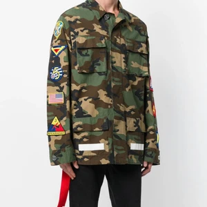 Virgil Abloh off white camo jacka - Fet offwhite jacka, perfekt nu till våran/sommaren, size M knappt använd så otroligt gott skick. Köpt från Farfetch OG box och tags medkommer, kvitto finns om så önskas. 