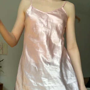 Rosa silkes klänning - Så himla fin kort klänning i ljusrosa silke. Vet dock inte riktigt om det är äkta eller ej. Klänningens längd kan man se på bild nr 2. 