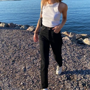 Jeans Gina Tricot  - Jag säljer dessa svarta jeans från Gina Tricot! De är bara använda 1-2 gånger, och är därför som nya. De går rakt hela vägen och slutar vid anklarna. 