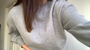 Grå sweatshirt  - Grå lite oversized sweatshirt från monki, knappt använd. Perfekt till goa sommarkvällar