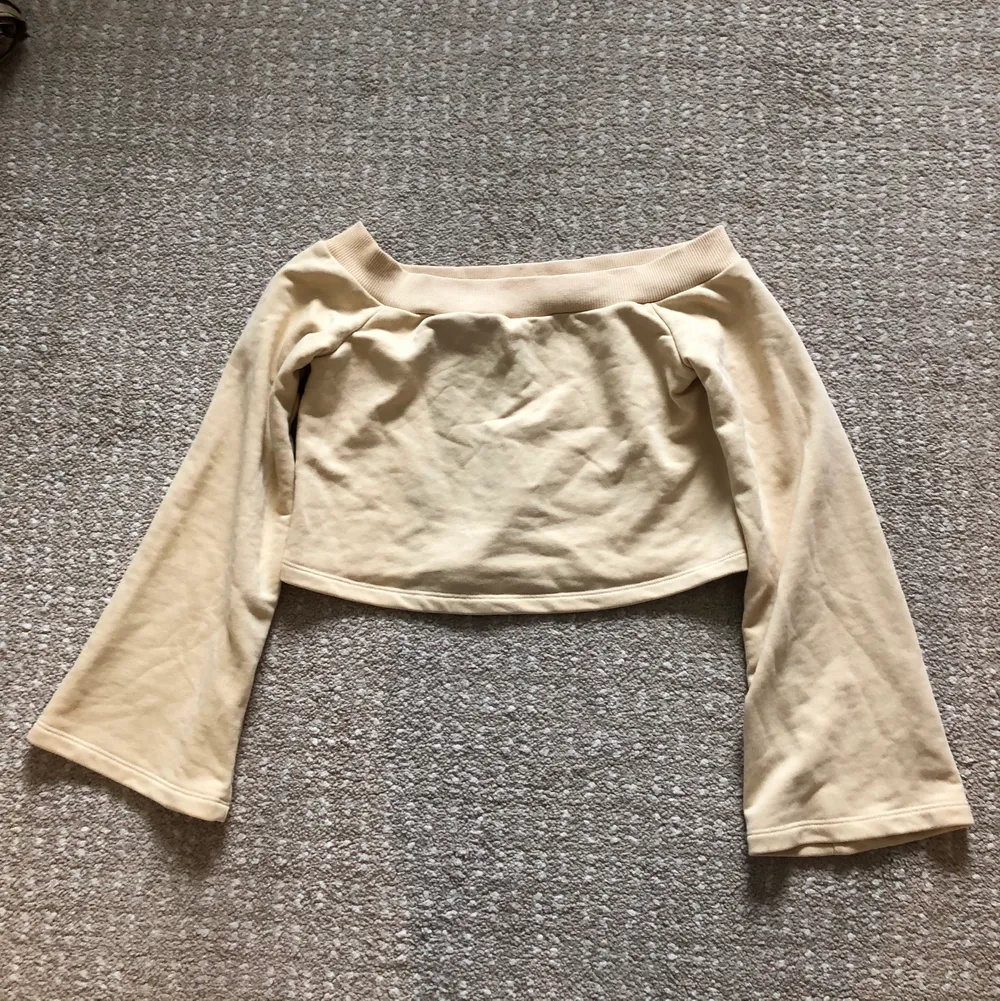 Beige tröja med utsvängda armar som jag tror är ifrån NA-KD i storlek XS, men jag har klippt bort lappen i ryggen då den kliade. I fint skick 🤎. Tröjor & Koftor.