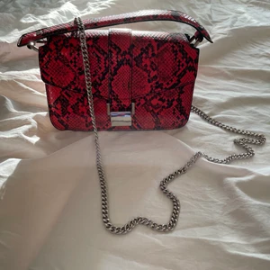 Väska från zara  - Handväska från zara med kedja samt kort band. Imitation av ormskinn🐍 sparsamt använd och i gott skick🤗 köparen står för frakt 📦 