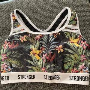 Stronger sport topp - Fint skick! Ny ish. Materialet är magiskt! 