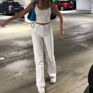 Vita zara jeans straight 90s - Vita jeans från Zara i straight 90s full length modell. Finns inte att köpa längre. Jag är 177cm Lägger upp annonsen igen pågrund av oseriösa köpare. Frakt 66kr💞