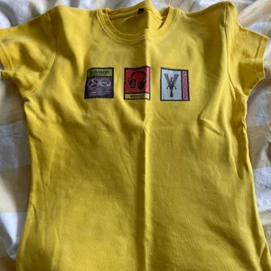 Baby tee - Passar till lågmidajde jeans