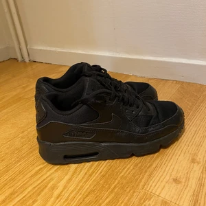 Nike air max - Säljer dessa nike air max i mycket fint skick då jag har allt för mycket skor, dom är i storlek 38 och är väldigt lite använda! 
