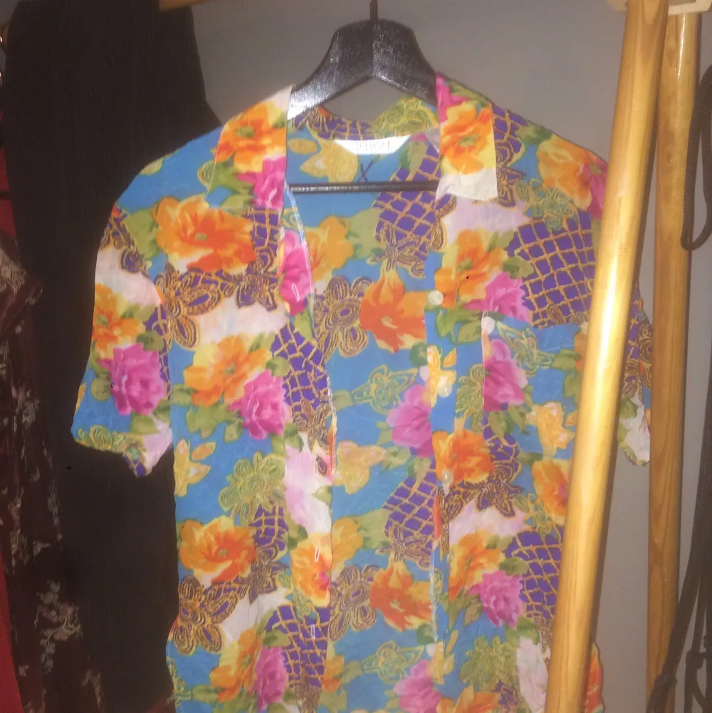 Ganska tight hawaiiskjorta köpt på beyond retro! Fiiiina färger och sitter väldigt snyggt. Saknar en knapp längst ned, men det är inget man man märker. Kommer inte till användning tyvärr. Skjortor.