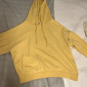 Supersnygg gul hoodie köpt på pull & bear. Säljer då jag har en till.