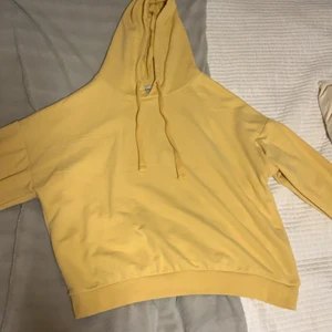 Gul hoodie - Supersnygg gul hoodie köpt på pull & bear. Säljer då jag har en till.