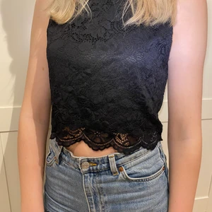 Svart festtopp💕 - Svart festtopp i spets💖💖 Ganska liten i storlek. Fint skick. Exkl. frakt. 