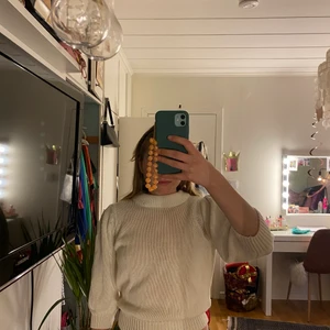 Puffärmad stickad vit tröja - Jättefin stickad tröja med puffärmar som säljs pga att den inte kommer till användning. Den är i ett jättefint skick då jag inte har använt den mer än 5 ggr.💞💞💞