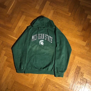 Michigan state - vintage hoodie - Fin pine green tröja som passar perfekt till jordans. Köpt från en secondhandbutik i usa som heter Ross. Inga glass eller något utan den är i perfekt skick