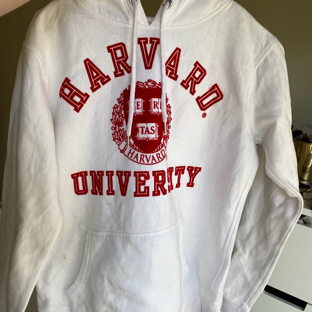 Fin Harvard hoodie, liten fläck på luvan se bild 2. Startbud 70kr+frakt! Passar xxs-xs. Hoodies.