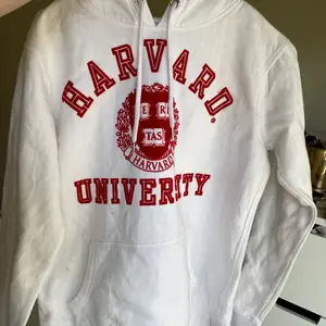 Fin Harvard hoodie, liten fläck på luvan se bild 2. Startbud 70kr+frakt! Passar xxs-xs
