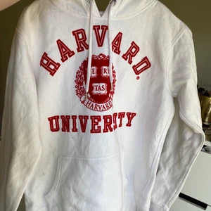 Harvard hoodie - Fin Harvard hoodie, liten fläck på luvan se bild 2. Startbud 70kr+frakt! Passar xxs-xs