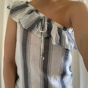 One shoulder topp - One shoulder topp i linné liknande tyg (90% bomull, 10% linné) randig och super fin på sommaren! 🌻 Går även att variera och ha utan ärmen på! 