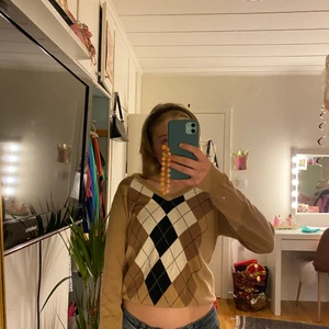 Trendig rutig tröja🤎🤎🤎 - Jättefin brun trendig rutig tröja köpt second hand men har fler liknande så säljer därför den här jättefina så att den kommer till användning.🤎💗🤎