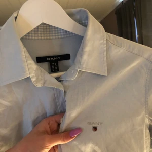 GANT skjorta - Superfin och lyxig gant skjorta som är ljusblå, så fin färg 💙 Insidan av armen är rutig så fett fint om man viker upp armarna!!! Sparsamt använd i bra skick 💙