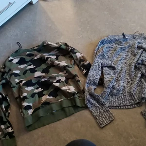 Tröjor - Tröjor. Den blå i storlek small. Kamouflage i storlek small. Fint skick 