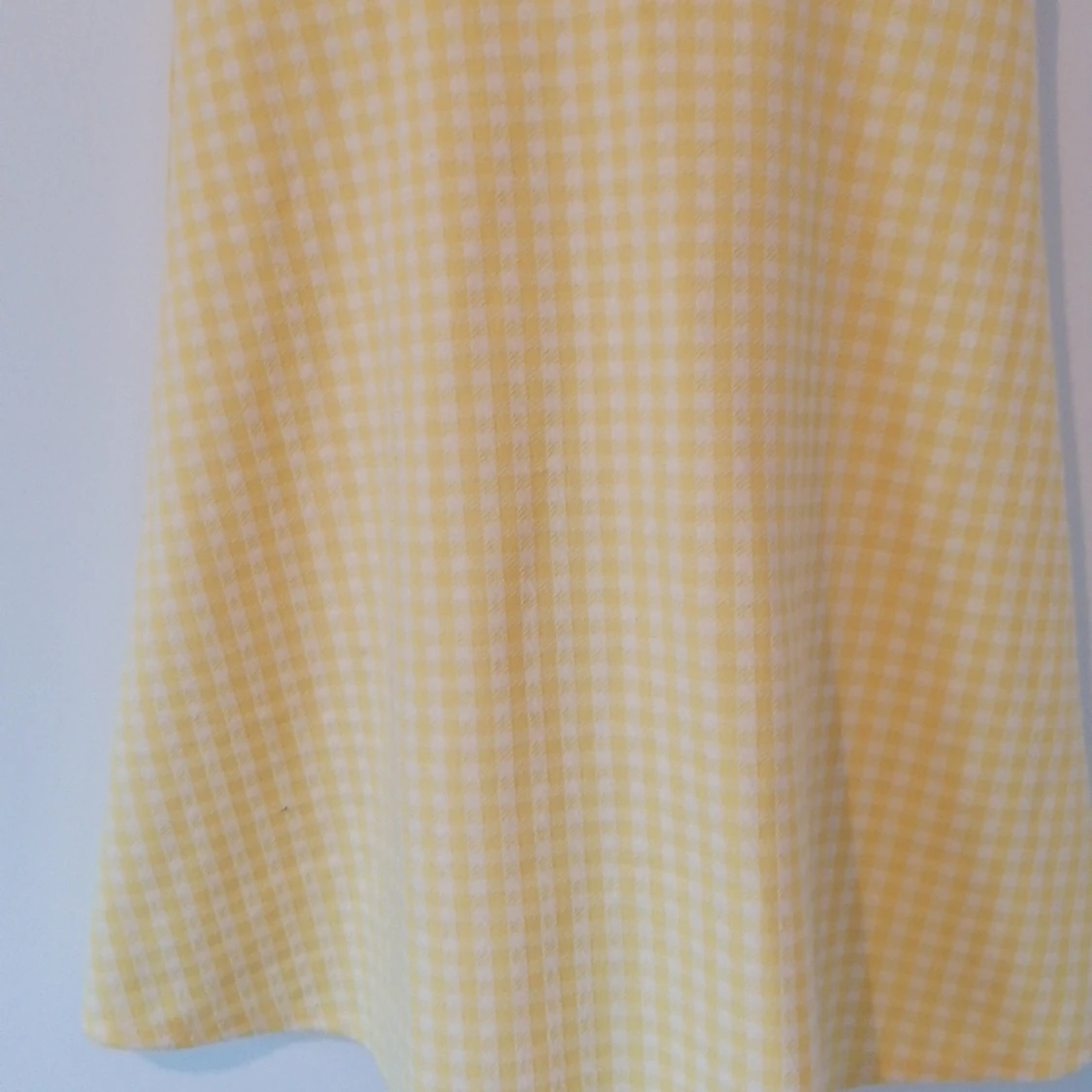 Gul, rutig klänning 💛🤍 - 90