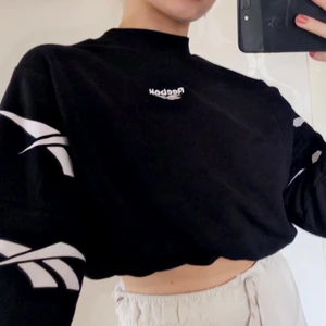 Reebok tröja - Asball tröja från Reebok med print på armarna! Justerbart snöre i midjan🤎🤎