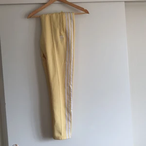 Adidas byxor - Gula byxor från Adidas, använd inte längre där av säljs dem. Frakt inkluderat i priset. 