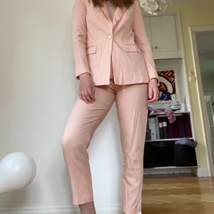 Rosa linne kostym  - En rosa kostym i linne likande material från ASOS i storlek 38 men passar en 36 bättre. I fint skick endast använd ett fåtal gånger. 