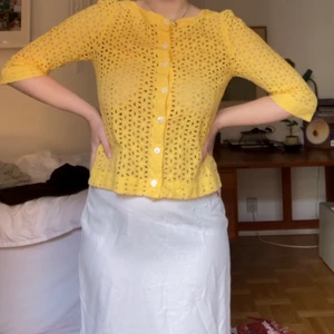 Kofta - Säljer en söt gul kofta med trekvartsärmar. Går att använda både bak och fram om så önskas! Strl 40