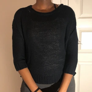 Stickad svart tröja i storlek S - Svart stickad tröja i storlek S, modellen är kort i armarna. Med mönster på och som du ser på bilden är den ganska genomskinlig. Fin med ett svart linne under. Säljer pga att den inte används. Inga hål utöver själva mönstret. 